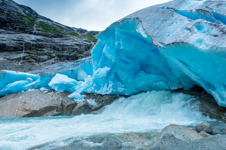 Gletscherfluss am Nygardsbreen, Norwegen