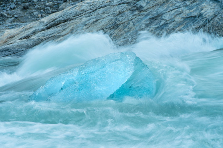 Eis im Bach, Nygardsbreen-Gletscher