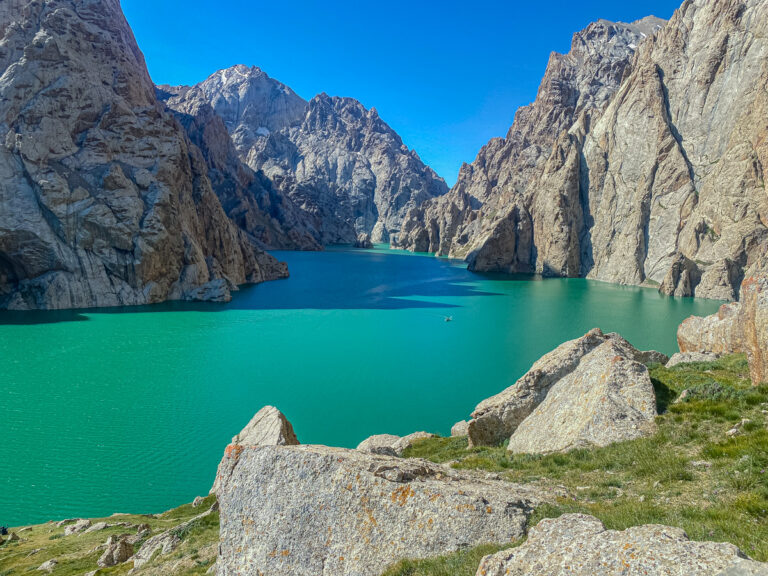 kel suu lake kirgistan